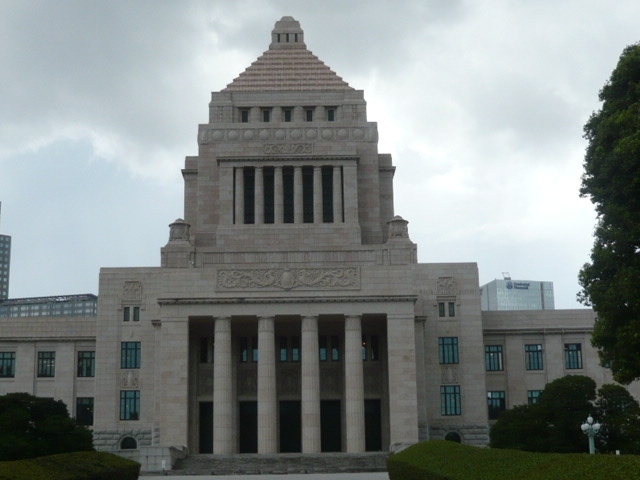 国会を見学しました。<br />報道の範囲内での理解でしたが、実際の国会議事堂の中を見るのは、初めての経験で、感激しています。<br /><br />衆議院と参議院が、それぞれ別個に国会見学を設定しています。<br />衆議院は、衆議院のみ、参議院は、参議院のみの説明しかしません。<br />相互の行き来もありません。国民として納税者として、税金を支払う際には、衆議院も参議院も分け隔てなく支払っています。<br />衆議院と参議院の見学も、一緒に実施した方が効率的で、良く解るはずです。<br /><br />しかしながら、国会が身近かに感じられることは、良かったです。<br />今後も、楽しみにします。