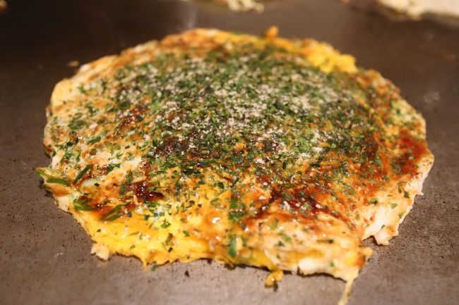 広島市民の心の拠り所、本通(ほんどおり)をぷらぷら。やはりお好み焼き、とんぺい焼き、ネギ焼きはビール&ハイボールのつまみに最高です。星の数ほどある中、Go To ふみちゃん IN 流川通り。壁にはサインがびっしりで、夜はカープファンでにぎわいます。<br />