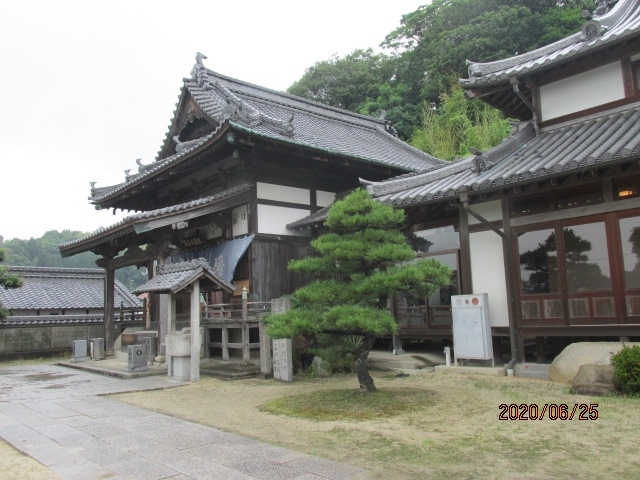 次の霊場第五十六番泰山寺はここ南光坊からはおよそ４キロの距離。車では１０分程度だろう。今治市街中心部から少し郊外の田園地帯に出た所に寺はあった。この辺りも田んぼが多い。田んぼを埋め立てて宅地にしたような住宅も多い。弘法大師がここを巡錫した当時、近くを流れる川がしばしば氾濫し、住民は困っていた。そこで大師が指導して住民と一緒になって堤を造り、洪水を止めたとのことである。爾来この辺りは豊かな水田になっているようで、１２００年経った今でも周辺には田植えが終わって間もない水田が見えている。<br /><br />お寺の周辺には古い集落が街道沿いに蝟集していて、寺は山の端を切り開いた周辺よりは４－５ｍ高い台地の上にあった。山の中でもない、町中でもない、郊外型お寺の典型だ。寺の周辺の人々が檀家となって、この寺を守り立ててきたに違いない。田んぼを埋め立てた駐車場から狭い旧道を横断して、４－５ｍの石段を上って境内に入る。石段の正面に庫裏兼納経所がり、その左手に本堂がある。<br /><br />石仏の多い寺だ。本堂の前には真言十三仏の石仏が建っていて、それより一回り大きい地蔵像も建っている。この寺のご本尊は地蔵菩薩。弘法大師が彫られたものと伝わる。境内の地蔵像は勿論近年になってからの製作だ。本堂にお参りし、十三仏は全て真言をすらすら言える訳ではなく、真言を唱えるのは止めにして、合掌で済ませた。ただ、お地蔵さんについては、しっかりと真言、おんかかかび　さんまえいそわか、と唱える。<br /><br />庶民、人々に最も身近な仏様、お地蔵さん。昔は、道路も舗装してなく、土喰の道路の辻々に地蔵なり、道祖神なりが立っていた。人々の生活の中に馴染んでいた。今は道路も拡張され、アスファルトになり、邪魔な石像は撤去された。近代化と共に、日本人から宗教心が失われていった。しかしこの寺では、人々の困窮を救済してくれたお地蔵さんとして、今でも、又この先の数百年も、人々がここに生活している限り、この寺のご本尊としてお参りされ続けるだろう。納経所でお印を頂いている間、地元の檀家なのか、１０数人の黒服、黒ドレスの人々がやってきた。これから何回忌かの法事が始まるのだろう。<br />