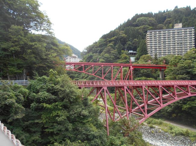 山彦橋でトロッコ列車を見送り、徒歩で宇奈月ダムからとちの湯まで軽いトレッキング。帰りは無料バスで帰ろうと思ったら無料バスは週末祝日だけだった。