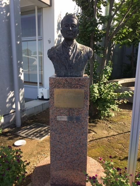 コロナ下で旅行するという英断をしたのは、自身が年を取ったと思うことが多いからだ。台湾で行こうとした3つのダムの内、訪問していない鳥居信平氏の足跡をたどるにしても、台湾へ行くことができなくなった。<br /> さらには同じ袋井市の浅羽医師の碑を見たいと思っていたことも重なった。go to # のおかげで旅行費用は格安になった。幸い、出張慣れした僕にはレンタカー利用は苦ではなかったことで両者の関係場所へ訪問できた。宿はセットで新幹線+ホテルで掛川になったけれど、beer レストランも見つけた。<br /> この旅行の基本経費は \11,900- JR +hotel 。go to * の恩恵だ。