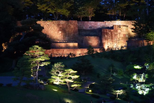 尾山神社の夕暮れみたら、観光は満足で次行くつもりやってんけど…奥まで行ったら、なんだか明るいです。何かなと、行ってみますと…お城のライトアップですか。これは、お邪魔しておかんとですねぇ。