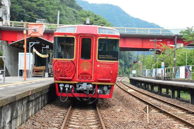 かずら橋からこんぴらさんへの交通として、最近人気のJR四国観光列車<br />「四国まんなか千年ものがたり」に乗りました。<br /><br />この列車は金土日祝に1往復のみ運転のため、この列車の日程と時間から逆算してスケジュールを立てました。<br />関東からだと遠方のレストラン列車に乗るためには観光、移動、宿泊地などのスケジュール合わせに結構敷居が高いものです。<br /><br />下り列車は資生堂パーラーさんの洋食、上り列車は地元割烹の和食なので、金曜日の上り列車に乗ることを基準にしてスケジュールを立てました。<br /><br />1日目 水曜日 成田-高松-大歩危 かずら橋 祖谷温泉泊<br />2日目 木曜日 奥祖谷の二重かずら橋 新祖谷温泉泊<br />3日家 金曜日 祖谷渓谷『四国まんなか千年ものがたり』大歩危-琴平乗車<br />4日目 土曜日 金比羅さん参り 大塚国際美術館 高松-東京<br /><br />時刻等は都度書くこととします。