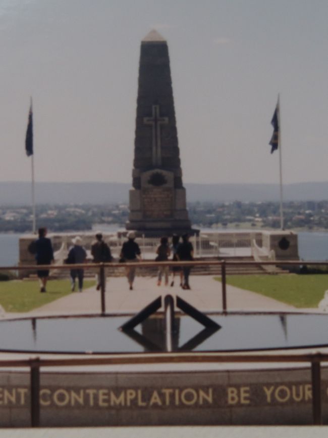 国家の戦争記念碑　　キングスパーク (Kings Park)<br />オーストラリア戦争記念館（State War Memorial）はアンザック・デー（Anzac Day）のドーンサービスには4万人以上が訪れる、象徴的な施設です。<br />オーストラリア戦争記念館周辺は、パースの海を見下ろすマウント・イライザ（Mount Eliza）にあります。慰霊碑は高さ18mの御影石を使ったオベリスクで、国のために命を捧げた西オーストラリア州出身の人々を讃えるものです。重厚なコンクリートの土台に分厚いレンガの壁が使われ、内側の地下室を囲っています。地下室の内壁には、第1次世界大戦で戦死、または戦時中の負傷や疾病によって命を落とした7000人以上の名前が刻まれています。<br /><br />パース（Perth）は、オーストラリア連邦の西オーストラリア州都で、同州最大の都市。人口は約206万人（都市圏人口。パース市の人口は約9000人）。西オーストラリアを代表する大都市である。 <br />パースはオーストラリアの他の州都と比べると比較的小さな街である。パース郊外はインド洋に面して美しい砂浜が広がっている。都市の東の境界はダーリング崖と呼ばれる低い急斜面である。パースの大部分は、深い基岩と大量の砂の土壌によるゆるやかな起伏のある平らな土地の上にある<br />（フリー百科事典『ウィキペディア（Wikipedia）』より引用）<br /><br />パースの観光　については・・<br />https://www.australia.com/ja-jp/places/perth-and-surrounds/guide-to-perth.html<br />https://news.yahoo.co.jp/byline/teradanaoko/20190701-00131911/<br /><br />ハイアット　リージェンシー　パース　については・・<br />https://www.hyatt.com/ja-JP/hotel/australia/hyatt-regency-perth/perth　