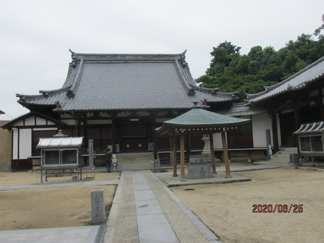 少しお昼が遅くなったが、まだ１時。今治６ケ寺の霊場の最後の札所国分寺に向かう。手際が良すぎたのか、貧乏性だったのか、予定は随分早めに進行し、午前中３ケ寺巡礼する予定が、早くも５ケ寺巡礼し、今日は後１つを残すのみとなった。場所は今治市街の東側郊外で、西条に向かう方面にある。仙遊寺を下りてきて、昼食を食べたドライブイン、今思い出したが「頑張っ亭」からはそれ程遠くはない。四国霊場はお遍路道の道順に霊場番号が付けられていて、歩き遍路の巡礼者はその順番通りに巡礼する。従って、今治ではここが最後の霊場となって、次は西条に向かうのだ。<br /><br />今治東郊の住宅地を抜け、中程度の川の堤防を少し走り、その堤防道路を下りた先の住宅地の中に国分寺はあった。聖武天皇の勅令により全国各地に国分寺、国分尼寺が建立され、自分の住む武蔵国、小金井市の隣町は国分寺市で、この市名は奈良時代ここに国分寺が建立されていたからに他ならず、今はその礎石跡が史跡として保存されている。当時の武蔵国府は府中にあり、ここも又府中という市名で嘗ての国衙所在地を示している。今現在今治市のどの辺りに国衙跡があったのかは自分は知らないが、当時の伊予国都はこの国分寺の周辺にあり、則ち、今の今治が伊予の中心であり、当時の松山は熟田津（にぎたづ）とか道後周辺にパラパラと民家があった程度だった。松山が今のように発展したのは、先にも見た様に江戸初期に加藤嘉明が勝山に現在の松山城を築城し、その後町が形成され、現在の発展を見たのだった。<br /><br />国分寺様式という建築物があるかどうかは素人の自分には分からないが、各地の国分寺を見て来た自分には、国分寺には皆どこか共通点、それは奈良東大寺大仏殿の建物と類似している点である。奈良東大寺は全国国分寺の総本山。各地国分寺はその末寺に当たった。ただその後各地の国分寺はそれぞれの宗派に分類されることになったが、四国に関しては４ケ寺ある国分寺は全て真言宗になっている。宗派は確かに真言宗だが、お寺の構造は矢張りどう見ても国分寺様式だ。駐車場の前の長い石段を登ると、正面に本堂がドンと構えている。どこか見た覚えのあるお寺だ。矢張りこれが国分寺だ。