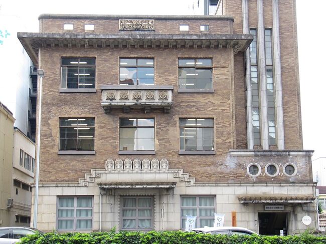 海外旅行は不可能、国内旅行も難しく、観光目的の外出さえ慎重にならざるをえないなか、出張ついで、所用ついでに、観光地とは言えない名古屋市内の地味な近代建築を三回にわけてたずねました。<br /><br />・ 鶴舞公園 噴水塔<br />・ 鶴舞公園 奏楽堂<br />・ 名古屋市公会堂<br />・ 旧愛知県立愛知病院正門及び外塀<br />・ 旧名古屋陸軍造兵廠熱田製造所<br />・ 大津橋<br />・ 愛知県庁大津橋分室<br />・ 伊勢久株式会社本社屋<br /><br />おまけの茶トラ家族もご紹介します(=^x^=)<br />