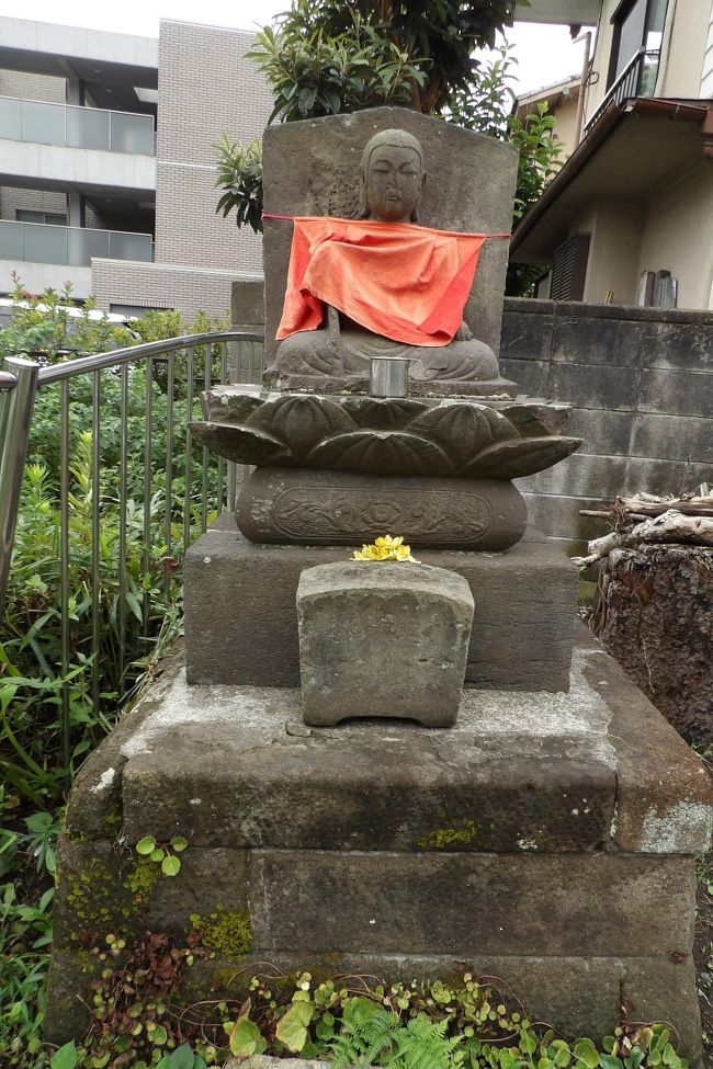 　岐れ路からお宮通りに入ると間もなく西御門川に架かる大倉耕地橋がある。その大倉耕地橋を渡る手前に魔の淵のお地蔵さまがある。<br />　魔の淵のお地蔵さまは鎌倉石が積まれた基壇の上に台座があり、何か文字が刻まれているが、彫が浅く読めない。蓮華座がとても立派である。光背の代わりに将棋の駒のような五角形の石壁を背にしている。露座のお地蔵さまではあるが、風化は殆ど見られず、鎌倉市内にある路傍のお地蔵さまでは一番立派である。<br />　向かって、右手裏には銀杏の木の切り株が残っているが、その樹齢は100年前後であろう。杉本寺の住職の発願でここにお地蔵さまを安置したのだと言われている。魔の淵のお地蔵さまの建立年は判読できなかったが、明治以降に建立されたお地蔵さまのように見受けられる。もし、中世から魔の淵のお地蔵さまがあったのであれば、杉本寺ではなく、鎌倉宮にかつてあった東光寺が関わるであろう。<br />（表紙写真は魔の淵のお地蔵さま）