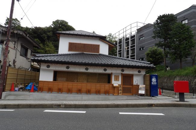 　建長寺横のバス通りの郵便ポスト（、旧式ではないどこにでもある形のもの）のある奥に新しくお店が建っている。看板を見ると蕎麦屋さんだ。<br />　Webで検索すると、「2020年4月10日に中華蕎麦 沙羅善が仮オープンした」とある。ゴールデンウィークにはグランドオープンするつもりだったのであろう。しかし、新型コロナウィルス感染症が拡大して観光客も激減して大変だったどろう。<br />　また、Webには「元アイドルで現在ラーメン店主の梅澤愛優香さんが経営する濃厚魚介つけ麺がメインのつけ麺専門店」とあり、「鎌倉蕎麦」とは「中華そば」、すなわち、「ラーメン」のことだとある。<br />　つけ麺専門のラーメン店なら、観光客だけでなく、お店の隣にある鎌倉学園の生徒も利用すると期待されるが、おそらくは、校則では下校時に寄り路して校門横のラーメン店にたむろすることは禁止されているのでは？<br />（表紙写真は建長寺横のラーメン店）