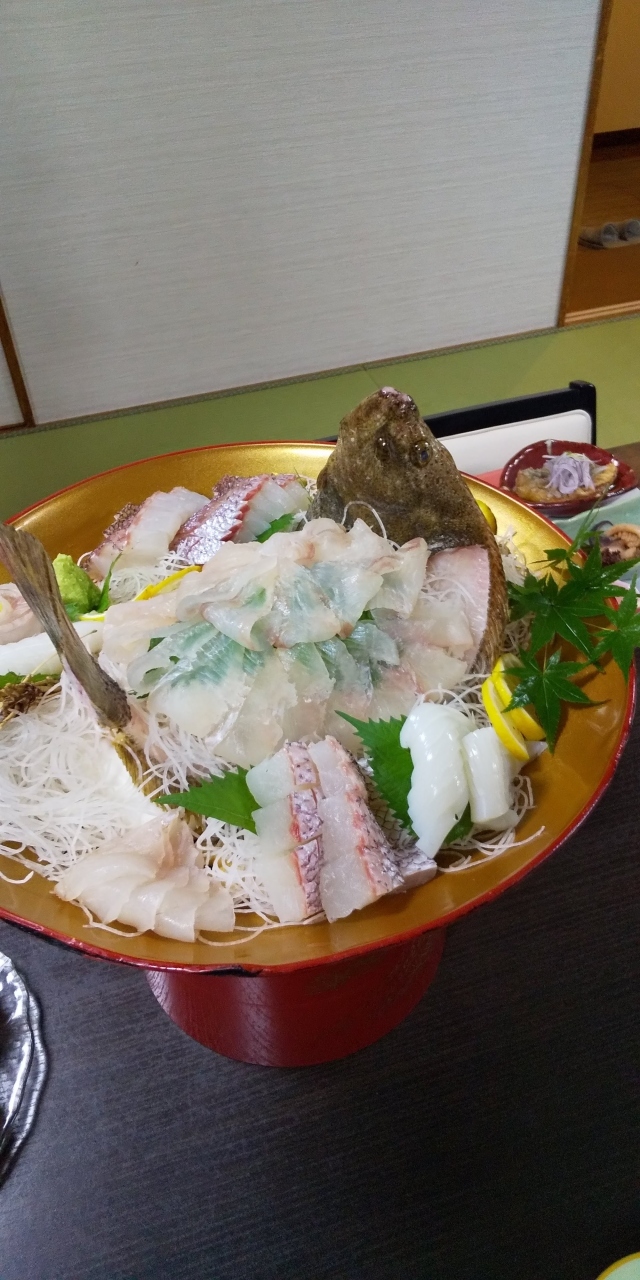 去年次女がお世話になった笠岡の高島カーサタケダさんへ美味しいお魚を堪能しに１泊２日のプチ旅行。<br /><br />最寄り駅から西明石<br />西明石から岡山　新幹線こだま自由席　　１２：０３→１２：４０<br />岡山から笠岡　　４４分乗車　　　　　　１３：１１→１３：５５<br />笠岡港から高島　一般航路２５分　行き）１４：２０→１４：４５<br />　　　　　　　　　　　　　　　　帰り）１５：１０→１５：３５<br />行きは　私、長女と孫の３人で同行し　岡山で長男と待ち合わせ。<br /><br />帰りは　ANAホテル岡山でのフルーツパフェ目当てで途中下車。<br />しかし喫茶時間が１７：００まででギリギリ叶わず。<br />別の場所でのティータイム。<br />岡山で　のぞみで帰る長男（奈良在住）と別れ、お土産を買ってからひかりで帰りました。ひかりって駅での停車時間が結構あり　西明石までも時間がかかりました。<br /><br /><br />交通費<br />JR最寄駅から笠岡　新幹線特急券含む　2名￥23,760<br />笠岡港高島間　　（￥520×２）×　３＝￥3,120<br /><br />宿泊　飲食費　　￥44,445<br /><br />内訳　一泊二日　　　　　　　　￥12,000×３<br />　　　幼児利用料　　　　　　　　　￥1,100<br />　　　Go Toトラベル割引　　　　△￥12,985<br />　　　冷酒　　　　　　　　　　　　　￥900<br />　　　蛸唐揚げ　追加　　　　　　　￥1,000<br />　　　コーヒー　　　　　　　　　　￥350×2<br />　　　バーベキューセット（上）　￥3,300×３<br />　　　海老　　　　　　　　　　　￥２００×６<br />　　　地ビール　　　　　　　　　￥６６０×３<br />　　　部屋延長料金　　　　　　　　　￥4,000<br />　　　お土産味付け海苔　　　　　　　　￥650<br /><br />ただでさえリーズナブルな宿泊代なのに　Go Toトラベルの恩恵を受け　更にお安く泊まる事が出来ました。<br />お世話になりました。<br />また　泊まりに行かせて戴きますね。<br /><br />因みに　鱧は7月から夏場<br />　　　　ワタリガニは10月から冬場<br />鱧しゃぶ、鍋はリクエストしたら出来る範囲で対応可能だそうです。<br /><br />しまった、牡蠣のシーズンを伺うのを忘れてしまったわぁ。<br />