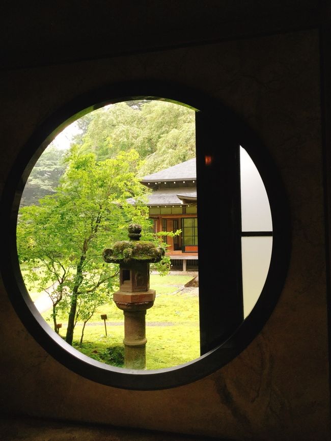 日光には時々行ってますが、やっぱり人と一緒だと世界遺産でもある東照宮が中心になることが多い。<br />それはそれで好きなんだけど、ずっと気になりつつも行けなかったところに1人で今回行ってみようと思い立ちました。<br />最初は日帰りのつもりで計画を練っていたのですが、GO TOキャンペーンにより、宿泊料金も値引きとなることが分かり、思い切って1泊することに。<br /><br />普段の国内旅行(一人旅)ではビジネスホテルに泊ることがほとんどなんだけど、今回は中禅寺湖に泊まろうと決めたこともあって、初めて1人で夕飯も付く宿に泊まります。<br />