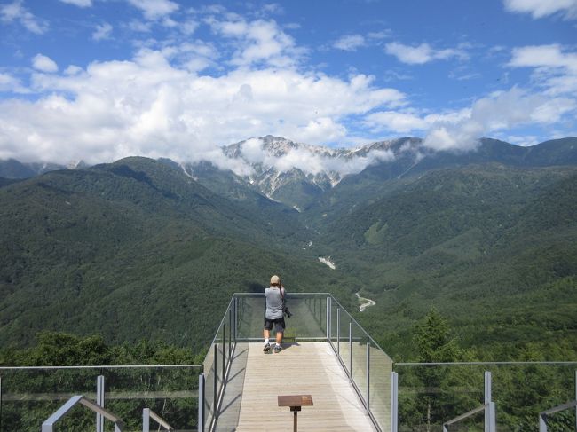 今、白馬岩岳マウンテンリゾートが注目されています。ゴンドラリフト「ノア」に乗って岩岳山頂に来れば、そこは夏の別天地、高原の涼しい風が吹いています。<br /><br />ここに最近、様々な施設が誕生し、オールシーズン楽しめるマウンテンリゾートになっています。色々な楽しみ方がありますが、私が一番興味を持ったのが「絶景リゾートテレワーク」です。<br /><br />何と、屋外のテントの下でWifiが無料接続でき、山頂の広大な芝生の上で、森の中で、パソコンを出して仕事ができるのです。また、カフェ・レストランもありコーヒータイム・食事も楽しめます。私の目指す究極のリゾートテレワークの実現。この先端的な試みに拍手・拍手・拍手喝采!<br /><br />私のホームページに旅行記・著書紹介多数あり。<br />『第二の人生を豊かに』<br />http://www.e-funahashi.jp/<br />新著『一生で一度は体験してみたい 国際線ファーストクラスの世界』<br /><br />