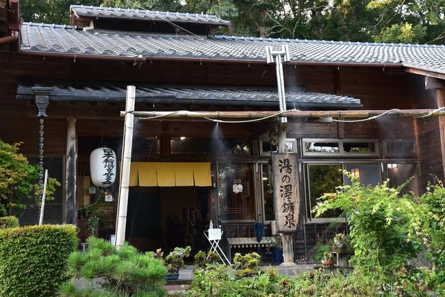 茨城県常陸太田市に北東部に位置する上利員町(かみとしかずちょう)。<br />疫病や災厄の侵入防止と退散を願う「大助(おおすけ)人形」作りが、新型コロナウイルス感染症の早期終息を願って2020年7月に復活させました。<br />40~50年ほど前から制作が途絶えていた地元の風習で、集落の境などに飾り付けられていました。<br />完成した大助人形は、上利員生活改善センター(公民館)や熊野神社、集落の境など5ヶ所に飾り、8月後半まで設置しています。<br /><br />その姿は、小麦のわらを束ねて胴や腕、足を作り、トウモロコシの葉で作った陣羽織を着せ、ナスの輪切りをつばにした篠竹の刀を差しています。<br />半紙に墨で描いた顔を付け、腹の中には兵糧のまんじゅうを入れて、高さ1mほどの武者姿になります。<br /><br />今晩の宿は奥久慈の里山にある一軒宿「湯の澤鉱泉」。<br />山方宿から入った山あいに佇む小さな秘湯の宿に泊まり、ぬるりとした肌触りの温泉と山の幸の料理を楽しみます。<br /><br />今日は常陸太田市の「大助人形」を観賞し、「湯の澤鉱泉」でくつろぎます。<br /><br />なお、旅行記は下記資料を参考にしました。<br />・常陸太田市HP、「じょうづるさん」<br />・日本マンホール蓋学会「常陸太田市のマンホール」<br />・毎日新聞「じょうづるさん 茨城県常陸太田市」<br />・茨城新聞「疫病退散願い大助人形 半世紀ぶりに制作 常陸太田・上利員町会」2020年7月27日<br />・常陸太田市教育委員会「ちょっと寄り道(金砂地区)、上利員町」:大ケヤキ<br />・常陸大宮市歴史民俗資料館のブログ「水戸と奥州をつなぐもうひとつの道 南郷道」<br />・茨城県北ジオパーク構想「大宮段丘ジオサイト」<br />・湯の澤鉱泉HP<br />・NHKみんなの趣味の園芸「ヤブラン」<br />・森と水の郷あきた「クサギ」<br />・ウィキペディア「常陸太田駅」「常北太田駅」「日立電鉄線」<br />