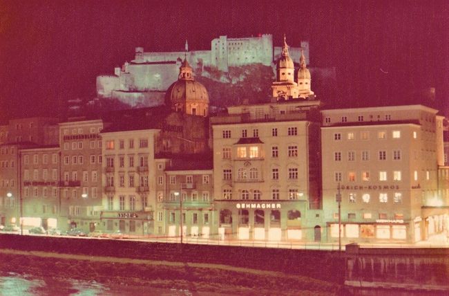前回の「1974年初のヨーロッパ1」は、(ウィーンの音楽家、クリスマス、ニューイヤー)の旅行記としたが、今回はオーストリアのウィーン中心部以外の写真を紹介したい。いずれも、ウィーンのクリスマスとニューイヤー・コンサートの合間に小旅行をしたものである。最初列車でミュンヘンに一泊したが、それは次のドイツ篇にまとめたい。ミュンヘンの次は鉄道でInnsbruckインスブルックに向かい、チロル・アルプスの風景を楽しみ、それからモーツァルトの故郷ザルツブルクに移動した。その他、ウィーンから近いクロシュターノイブルクやメルク、デュルンシュタインは、知人たちの車で一緒に回ったりしたもので、それらの写真もここに入れる。 <br /><br />ウィーン以外で一番のお気に入りは、やはりザルツブルクであった。ここには、この5年後1979年夏に40日間の滞在をすることになるのだが、それは既に別の旅行記になっている。https://4travel.jp/travelogue/11638003<br /><br />ここでも一枚目はやはり古都ザルツブルクの冬の夜の景色を出すことにしたい。Hotel Steinという宿の窓から撮影したもの。このホテルは今でもグーグルマップに出ている。夜間照明でホーエンザルツブルク城がちゃんと写っている。<br />2020年9月15日記す。<br /><br /><br /><br />
