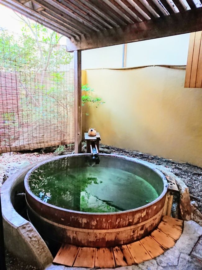 2020年は結婚○周年の記念イヤー。旅行も色々と計画していたのですが… 皆様と同様、コロナで全てがボツに…゜゜(´O`)°゜<br /><br />GOTOトラベルが始まりました。ふるさと納税でいただいたピーチポイントも、そろそろ使わないと期限切れに… どこに行こう… <br />関空からピーチで行けるところの一つに新潟がありました。新潟で温泉に入って、日本酒飲んで…<br />いいかも~♪ 調べてみると見学をさせてくれる酒蔵も新潟にはいくつもありました。<br />と、言うことで行き先を新潟に決定!<br /><br />そして、迎えた当日の朝の5時過ぎ…<br />主人に起こされました。。こんな朝早くき何事~ (゜.゜) ?<br />早起き、かつ 何にでも慎重な主人が高速情報と運航状況を調べると、ピーチ新潟便。運休。。<br />そんなことあるの…(((((((・・;) ピーチから運休のメール来てないよね… LCCは、そこまで自己責任なの… (((((((・・;)<br /><br />関空から新潟へは一日一便のみ。<br />どうしよう。。 もう当日だし、旅館のキャンセルチャージはほぼ全額。。(・・;) 調べるとJALは当日なので一人往復 5万円以上 (・・;) それなら新幹線は? 新大阪→東京→新潟、時間がかかりすぎる… (・・;)<br /><br />主人が言いました。「車で行こう!」<br />そうだ~! 遠いけど車で行けるね~ <br />調べると片道約650キロ。これから出発すれば夕方前には着けそうです。<br /><br />しっかりと目を覚まし、ピーチのチケットをキャンセル。ピーチの都合のため全ポイントが戻りました。旅館はそのままで、あとは新潟空港から予約をしていたレンタカーのキャンセルの電話を忘れずにしないと。<br /><br />そして、荷物を車に詰め込み、とにかく出発。<br />3泊4日のドライブ旅行が始まりました。<br />(* ^ー゜)ノ