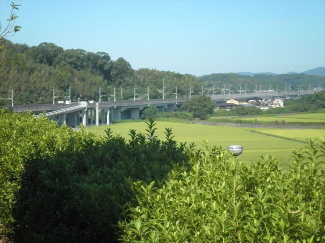 熊本県玉名郡玉東町の「ふれあいの丘交流センター」に行ってきました。<br />あまり知られておらず、ローカル感溢れる温泉施設ですが、眺めの良い露天風呂や展望サウナもあって、400円で入れるという穴場的温泉です。この他、近くの木葉(このは)駅や多目的施設の「ゆめ・ステーション・このは」も訪れてみました。<br /><br />=======================<br />2021年10月20日、久しぶりに「ふれあいの丘交流センター」を訪れてみました。<br />前回、展望サウナは人がいて撮影できませんでしたが、この日は誰もいない時間帯があったので、写真を撮り、旅行記にも追加しました。<br />=======================<br />2021年11月30日、「ぷらっとぎょくとう」が施設登録されたので、位置情報に追加しました。<br />