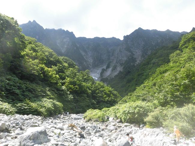 今年の夏の18きっぷの旅第二弾です。ここ数年、関西往復を18きっぷで実施していたのですが、今年は飛行機で往復してしまったこともあり、18きっぷは嫁はんとシェア。この第二弾が最終回です。<br />3年前に谷川岳に登りました。<br />2017夏 18きっぷの旅5-1：土合 日本一のモグラ駅、486段の階段は谷川岳へのウォーミングアップ？<br />http://4travel.jp/travelogue/11284713<br />2017夏 18きっぷの旅5-2：水上 念願の日本百名山谷川岳と水上温泉<br />https://4travel.jp/travelogue/11286622<br /><br />その時以来、次は一ノ倉沢へのトレッキング！と何度か計画したのですが、雨の多いこの地域の天候に泣かされ続け、なかなか実行できず、ようやく実現できました。一ノ倉沢は、谷川岳の東側斜面の谷で、けわしい岩壁がそびえるロッククライマーの聖地ともいわれる沢です。小説/映画『クライマーズハイ』の岩壁　と言えば「あーあれか！」と思われる方も多いでしょう。<br />18きっぷで、普通列車を乗り継いで、「日本一のモグラ駅」土合駅からスタート。この日も、先日来ずっと続く猛暑で、気温は30℃越え(高崎は、午後7時過ぎでも33℃でした！)。湯檜曾川沿いの新道や国道291号の旧道とも、日陰が多くさほど暑さは感じなく歩くことができました。新道から旧道への急登が、このコースの唯一と言える登りですが、ここはさすがに玉の様な大汗をかきながら登り切りました。<br />下山後は、高崎の温泉さくらの湯で汗を流し、地元の食堂「しみづ食堂」で打ち上げ。<br />新型コロナウィルス禍による、マスク着用や距離感、会話時の配慮などなど、気にすべきマナーが多く、無邪気に18きっぷの旅を楽しめる環境へはまだまだ時間がかかってしまうとは思いますが、やはり山は良いですね。制約がある状況とはいえ、解放感や自然に包まれる幸福感で、たっぷり楽しみました。<br /><br />鴨居 5:03 -&gt; 東神奈川 5:17<br />東神奈川 5:19 -&gt; 横浜 5:22<br />横浜 5:25 -&gt; 高崎 7:49<br />高崎 8:23 -&gt; 水上 9:30<br />水上 9:45 -&gt; 土合 9:54<br /><br />土合 15:34 -&gt; 水上 15:46<br />水上 15:53 -&gt; 高崎 16:56<br />高崎 19:46 -&gt; 横浜 22:09<br />横浜 22:18 -&gt; 鴨居 22:36<br />