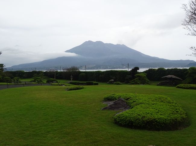 今日はカゴシマシティービューで鹿児島市内(仙巌園・尚古集成館)を周り、船で桜島に渡り、観光します。その後、霧島に行きます。<br />④9月30日(水)<br />朝食6:40-7:10(バイキング) 8:20Hを出て天文館まで歩き、<br />(鹿児島市内・桜島観光)<br />1)天文館8:39(周遊バス共通利用券キュート1日券1000円を利用)9:19着仙巌園。<br />(バス車窓)天文館 山形屋 中央公園 小松帯刀像 西郷隆盛銅像 市立美術館 二の丸跡(県立図書館) 御隅櫓跡 鶴丸城址(御楼門) 北御門跡 薩摩義士碑 敬天愛人の碑 西郷洞窟 城山展望台 銃弾跡 西郷南洲顕彰館(南洲墓地) 篤姫誕生地(今和泉島津家本邸跡) 東福寺跡 異人館等を車窓より見ます。<br />2)(仙巌園)(9:20-10:45)<br />反射炉跡 山神水神 大砲 大名庭園 磯御殿 獅子乗大石灯篭 鶴灯篭 望獄楼 祥福橋 御庭神社 曲水の庭 江南竹林 水道橋 猫神 観音岩 鶴嶺神社を見学し <br />3)(尚古集成館)(洋式工場建築物です。)薩摩藩の大砲 紡績場の機械 反射炉の再現等の展示を見ます。<br />4)仙巌園10:49(周遊バス )11:02桜島桟橋(鹿児島港)に着き、 <br />(バス車窓)磯海岸 玉江橋 祇園之洲砲台跡 石橋記念公園(西田橋) 鹿児島駅) <br />桜島桟橋(鹿児島港)11:25(船-新波止場砲台跡)11:45桜島港に着き、<br />5)(桜島観光)<br />(徒歩)月読神社 レインボー桜島 溶岩なぎさ遊歩道・足湯 ビジターセンターまで歩き、<br />(アイランドビュー乗車)(12:06-12:55)車窓より鳥島展望台 赤水展望広場(「叫びの肖像」)を見て、湯之平展望台(10分間停車)で、桜島を近くより望みます。<br />桜島港13:10(船ヤブ金ウドン)13:30鹿児島港に着き鹿児島駅まで歩きます。<br />6)(昼食)白身魚フライ200円ゴハン100円(列車内で戴きます。)<br />鹿児島駅13:44(JR)14:30国分駅に着きます。<br /><br />{旅程}<br />①9/27(日)羽田・鹿児島(高速船)種子島(雄龍・雌龍の岩 千座の岩屋 広田遺跡 宇宙センター 赤米館)泊<br />②9/28(月)種子島(門倉岬 坂井大ソテツ 男・女淵の滝 鉄砲館 月窓亭 喜志鹿崎)(高速船)指宿泊<br />③9/29(火)指宿(砂ムシ会館砂楽)(バス)知覧(特攻平和観音 武家屋敷庭園群)(バス)鹿児島泊<br />★④9/30(水)鹿児島(天文館 仙巌園・尚古集成館 桜島)(JR)霧島神社(バス)硫黄谷温泉(泊)<br />⑤10/1(木)空港(車ー蒲生大楠)串木野(船)甑島(長目の浜 甑大橋 鹿島断崖 手打 瀬尾三滝)長浜泊<br />⑥10/2(金)甑島(ナポレオン岩)(船)川内(車)鹿児島(西郷銅像 城山 西郷洞窟 終焉の地)船泊<br />⑦10/3(土)喜界島(鴈股の泉 ムチャ加那公園 阿伝 ガジュマル 七島鼻 百ノ台展望台)泊<br />⑧10/4(日)喜界島(JAC)奄美大島(博物館 小学校 聖心教会 群倉 油井岳 古仁屋)(船)加計呂麻島(泊)<br />⑨10/5(月)加計呂麻島(諸鈍(交流館 ディゴ並木) 島尾敏雄碑 ガジュマル 嘉入の滝 実久三次郎神社)泊<br />⑩10/6(火)加計呂麻島(船)古仁屋(船)徳之島(ウンブキ洞窟 ムシロ瀬 ソテツ 犬の門蓋<br />犬田布岬 ガジュマル 資料館)泊<br />⑪10/7(水)徳之島(ハブの館)(JAC)沖永良部島(南洲記念館 ガジュマル フーチャ 世之主墓)泊<br />⑫10/8(木)沖永良部島(昇竜洞 田皆岬 資料館 屋久母暗川 住吉暗川 後蘭孫八城址)泊 <br />⑬10/9(金)沖永良部島(ウジジ浜 大山 ワンジョビーチ)(JAC)那覇(ガンガラーの谷 斎場御嶽)泊 <br />⑭10/10(土)那覇(玉陵 守礼門 石門 石畳道 大樋川 首里城(歓会門 奉神門 本殿跡 東のアザナ) 国際通り)泊 <br />⑮10/11(日)那覇空港(RAC)南大東島(文化センター 日の丸山展望台 海軍棒プール 大東神社 上陸記念碑 旧ボイラー小屋)泊<br />⑯10/12(月)南大東島(星野洞 漁港 バリバリ岩 大池 瓢箪池)泊<br />⑰10/13(火)南大東島(月見公園)(RAC)北大東島(台風岩 秋葉神社 沖縄海 最東端地 潮見橋)泊<br />⑱10/14(水)北大東島(観音サン 灯台 玉置の碑 上陸公園 国標 リン鉱石貯蔵庫跡 大東ピラミッド 北港)(RAC)那覇(SKY)羽田