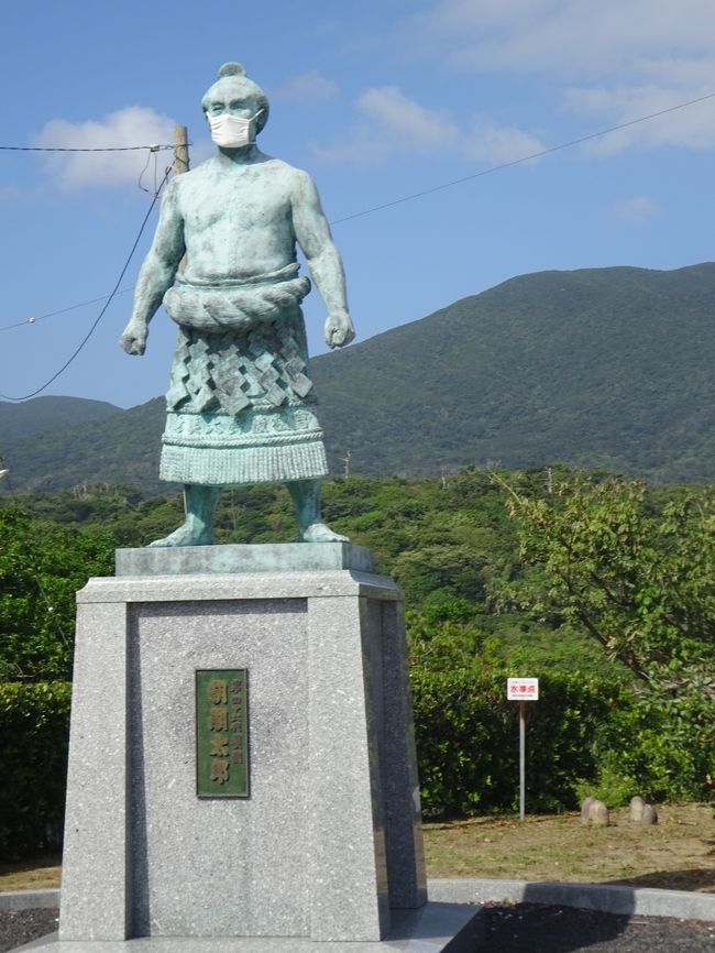 加計呂麻島(渡連)より奄美大島(古仁屋)に戻り､ﾌｪﾘｰで徳之島に渡り､観光します｡(ここで台風の接近で日程が変更になりました｡)<br />(変更前)徳之島(船)沖永良部島(船)与論島(船)本部(沖縄本島)の予定が鹿児島よりのﾌｪﾘｰが欠航となり､<br />(変更後)徳之島(飛行機)沖永良部島(飛行機)那覇となり与論島と沖縄本島北部は行かない事になりました｡(なお､台風は大東島より北上し､直撃はありませんでした｡)<br />徳之島に着き､ｳﾝﾌﾞｷ洞窟 ﾑｼﾛ瀬 金見崎のｿﾃﾂﾄﾝﾈﾙ 犬の門蓋 犬田布岬 樹齢300年のｶﾞｼﾞｭﾏﾙ 伊仙町民俗資料館(ｶﾑｨﾔｷ窯跡 霊柩車)夜は島唄を聴き､翌日､横綱の朝潮太郎像 ﾊﾌﾞを見学し､飛行機で沖永良部島に飛びます｡<br />⑩10月6日(火）<br />6:00起床し､ 朝食7:00-35 8:20Hを出発します｡<br />渡連(加計呂麻島)8:37(海上ﾀｸｼｰ貸切)8:52古仁屋港に着き､<br />古仁屋港10:00(定期ﾌｪﾘｰあまみｰ与路島 寝姿山を見)12:20徳之島(平土野)<br />(徳之島観光) 闘牛と長寿の島 平土野発12:37で<br />1)ｳﾝﾌﾞｷ洞窟(12:42-55)(陸の中の海 海底洞窟を見学し､車窓より西郷南洲上陸記念碑を見ます｡ <br />2)昼食(徳之島空港R｢ﾌﾞﾙｰﾏﾘﾝ｣(12:58-13:40)海老天丼(1100円)を戴き､<br />車窓より浅間陸軍飛行場(1.5km滑走路跡) 寝姿山 西郷南洲顕彰碑 ﾏﾗｿﾝの尚子ﾛｰﾄﾞの碑を見て､<br />3)ﾑｼﾛ瀬(14:00-25)遊歩道 花崗岩 展望台 ﾛｰｿｸ岩 女性の横顔等の巨岩を見<br />4)金見崎のｿﾃﾂﾄﾝﾈﾙ(14:40-55)の中を歩き､展望台よりﾄﾝﾊﾞﾗ岩･海を見ます｡ﾌﾙｰﾂｶﾞｰﾃﾞﾝ 真名瀬川を渡り､<br />5)犬の門蓋(14:25-43)(隆起珊瑚礁で遊歩道 展望台 断崖 奇岩 ﾒｶﾞﾈ岩 観音像を見学し､天城大橋(秋利神川)を通り<br />6)犬田布岬(16:05-25)(遊歩道 戦艦大和の慰霊塔)<br />本郷かまと生誕の地 阿椎川(橋と滝) 鹿浦川<br />5)樹齢300年のｶﾞｼﾞｭﾏﾙ(16:40-45)(昔の家屋と石組 ｹﾝﾑﾝが宿る)<br />6)伊仙町民俗資料館(16:55-17:30)(旧高校校舎 ｶﾑｨﾔｷ窯跡 剥製 霊柩車 人骨 日本復帰関連の資料等の説明をして頂き､伊仙町役場ｰ喜念浜海岸-ｺﾞﾘﾗ岩-闘牛博物館を通り､亀徳の警察署を過ぎ､17:50Hに着きます｡ｽｰﾊﾟｰﾀﾞｲﾏﾙ(18:00-30)に買物に行き､<br />7)(夕食)Hの居酒屋で戴き､島唄を聴きます｡ (泊)徳之島Hﾆｭｰ西田(亀徳)<br />⑪10月7日(水）<br />6:00起床 朝食7:00-30 散歩(7:30-8:10)徳洲会病院を見て､9:30H発｡<br />1)朝潮太郎像(井之川町)(9:43-50)(慰霊碑 八波むと志)<br />2)ﾊﾌﾞの館(10:15-25)(天城町役場内の沢山のﾊﾌﾞを見学します｡   <br />10:35空港に着き､徳之島空港11:25(JAC3711)11:55沖永良部島空港に到着します｡<br />{旅程}<br />①9/27(日)羽田･鹿児島(高速船)種子島(雄龍･雌龍の岩 千座の岩屋 広田遺跡 宇宙ｾﾝﾀｰ 赤米館)泊<br />②9/28(月)種子島(門倉岬 坂井大ｿﾃﾂ 男･女淵の滝 鉄砲館 月窓亭 喜志鹿崎)(高速船)指宿泊<br />③9/29(火)指宿(砂ﾑｼ会館砂楽)(ﾊﾞｽ)知覧(特攻平和観音 武家屋敷庭園群)(ﾊﾞｽ)鹿児島泊<br />④9/30(水)鹿児島(天文館 仙巌園･尚古集成館 桜島)(JR)霧島神社(ﾊﾞｽ)硫黄谷温泉(泊)<br />⑤10/1(木)空港(車ｰ蒲生大楠)串木野(船)甑島(長目の浜 甑大橋 鹿島断崖 手打 瀬尾三滝)長浜泊<br />⑥10/2(金)甑島(ﾅﾎﾟﾚｵﾝ岩)(船)川内(車)鹿児島(西郷銅像 城山 西郷洞窟 終焉の地)船泊<br />⑦10/3(土)喜界島(鴈股の泉 ﾑﾁｬ加那公園 阿伝 ｶﾞｼﾞｭﾏﾙ 七島鼻 百ﾉ台展望台)泊<br />⑧10/4(日)喜界島(JAC)奄美大島(博物館 小学校 聖心教会 群倉 油井岳 古仁屋)(船)加計呂麻島(泊)<br />⑨10/5(月)加計呂麻島(諸鈍(交流館 ﾃﾞｨｺﾞ並木) 島尾敏雄碑 ｶﾞｼﾞｭﾏﾙ 嘉入の滝 実久三次郎神社)泊<br />★⑩10/6(火)加計呂麻島(船)古仁屋(船)徳之島(ｳﾝﾌﾞｷ洞窟 ﾑｼﾛ瀬 ｿﾃﾂ 犬の門蓋 犬田布岬 ｶﾞｼﾞｭﾏﾙ 資料館)泊<br />★⑪10/7(水)徳之島(ﾊﾌﾞの館)(JAC)沖永良部島(南洲記念館 ｶﾞｼﾞｭﾏﾙ ﾌｰﾁｬ 世之主墓)泊<br />⑫10/8(木)沖永良部島(昇竜洞 田皆岬 資料館 屋久母暗川 住吉暗川 後蘭孫八城址)泊   <br />⑬10/9(金)沖永良部島(ｳｼﾞｼﾞ浜 大山 ﾜﾝｼﾞｮﾋﾞｰﾁ)(JAC)那覇(ｶﾞﾝｶﾞﾗｰの谷 斎場御嶽)泊  <br />⑭10/10(土)那覇(玉陵 守礼門 石門 石畳道 大樋川 首里城(歓会門 奉神門 本殿跡 東のｱｻﾞﾅ) 国際通り)泊  <br />⑮10/11(日)那覇空港(RAC)南大東島(文化ｾﾝﾀｰ 日の丸山展望台 海軍棒ﾌﾟｰﾙ 大東神社 上陸記念碑 旧ﾎﾞｲﾗｰ小屋)泊<br />⑯10/12(月)南大東島(星野洞 漁港 ﾊﾞﾘﾊﾞﾘ岩 大池 瓢箪池)泊<br />⑰10/13(火)南大東島(月見公園)(RAC)北大東島(台風岩 秋葉神社 沖縄海 最東端地 潮見橋)泊<br />⑱10/14(水)北大東島(観音ｻﾝ 灯台 玉置の碑 上陸公園 国標 ﾘﾝ鉱石貯蔵庫跡 大東ﾋﾟﾗﾐｯﾄﾞ 北港)(RAC)那覇(SKY)羽田