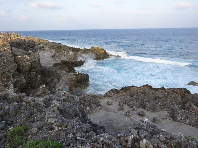 南大東島から北大東島に飛び、北大東島を自転車で回ります。(地蔵さん 台風岩 秋葉神社 沖縄海 大池 灯台 玉置の碑 上陸公園 国標 リン鉱石貯蔵庫跡 大東ピラミッド 北港 大東宮 赤池等)北大東島より那覇空港 羽田空港に戻ります。<br />(北大東島について)<br />大東諸島移動説があり、約4800万年前現在のニューギニア諸島でサンゴ礁の火山島として誕生し、今の所に移動しました。南大東島より小ぶりで周囲13.52kmで自転車で2時間ほどで回れます。地形は南大東島と同じでサンゴ環礁の島で幕下・長幕・幕上よりなります。全島がドロマイト(石灰岩の一種)で出来ており世界だけでも北大東島だけという珍しい地質です。歴史は玉置らが南大東島に上陸の3年後、北に開拓の為、明治36年に上陸しました。産業はサトウキビで主で、戦時中はリン鉱石の島として発展しました。(ここのリン鉱石はアルミナ鉄の含量が多く、戦闘機を作るアルミの原料となりました。)昭和25年にはリン鉱石所は閉山となり、再び、サトウキビ栽培が主となり現在に至ります。<br />⑰10月13日(火)<br />H13:15(送迎車)13:30空港に着きます。<br />南大東島14:45(RAC835)15:05北大東島に着き、<br />(北大東島観光)Hの送迎車で15:25Hに着き、自転車をレンタルし、<br />1)16:00H発 地蔵サン 江崎港 台風岩 秋葉神社 天狗岩 沖縄最東端の碑 沖縄海(荒い海) 潮見橋 大池 製糖工場を通り薄暗くなり、18:00Hに着きます。<br />2)(夕食)HのR「ハマユウ」(18:40-19:30)(刺身定食1500円)生オリオンビール300円<br /> (泊)ハマユウ荘<br />⑱10月14日(水)<br />起床6:00 朝食7:15-45 自転車をレンタル(2日間で1200円)し、<br />1)(北大東島観光)9:00チェックアウトしH発。 民俗資料館 観音さん 長幕 灯台 旧陸軍壕跡 民宿二六荘 玉置の碑 金刀比羅宮 <br />2)上陸公園(10:20-45)(海辺でカニさんと遊びノンビリします。) 国標 西港 <br />3)リン鉱石貯蔵庫跡(一番の見所です。) 魚市場 黒部岬 大東ピラミッド 北港 町中に入り、役場診療所 駐在所 中野ダイトウビロウ林 大東宮 赤池 小・中学校の運動会を見ながらJAでビール(12:00-13:00)を飲みます。 13:10Hに着き、<br />4)(昼食)HのR(13:10-13:35)沖縄そば550円を戴き H14:15(送迎車)14:25空港に着きます。<br />北大東島15:35(RAC848)16:40那覇空港(那覇空港のラウンジ「華」で休む。)19:35(SKY520)21:55羽田空港に帰ります。<br />{旅程}<br />①9/27(日)羽田・鹿児島(高速船)種子島(雄龍・雌龍の岩 千座の岩屋 広田遺跡 宇宙センター 赤米館)泊<br />②9/28(月)種子島(門倉岬 坂井大ソテツ 男・女淵の滝 鉄砲館 月窓亭 喜志鹿崎)(高速船)指宿泊<br />③9/29(火)指宿(砂ムシ会館砂楽)(バス)知覧(特攻平和観音 武家屋敷庭園群)(バス)鹿児島泊<br />④9/30(水)鹿児島(天文館 仙巌園・尚古集成館 桜島)(JR)霧島神社(バス)硫黄谷温泉(泊)⑤10/1(木)空港(車ー蒲生大楠)串木野(船)甑島(長目の浜 甑大橋 鹿島断崖 手打 瀬尾三滝)長浜泊<br />⑥10/2(金)甑島(ナポレオン岩)(船)川内(車)鹿児島(西郷銅像 城山 西郷洞窟 終焉の地)船泊<br />⑦10/3(土)喜界島(鴈股の泉 ムチャ加那公園 阿伝 ガジュマル 七島鼻 百ノ台展望台)泊<br />⑧10/4(日)喜界島(JAC)奄美大島(博物館 小学校 聖心教会 群倉 油井岳 古仁屋)(船)加計呂麻島(泊)<br />⑨10/5(月)加計呂麻島(諸鈍(交流館 ディゴ並木) 島尾敏雄碑 ガジュマル 嘉入の滝 実久三次郎神社)泊<br />⑩10/6(火)加計呂麻島(船)古仁屋(船)徳之島(ウンブキ洞窟 ムシロ瀬 ソテツ 犬の門蓋<br />犬田布岬 ガジュマル 資料館)泊<br />⑪10/7(水)徳之島(ハブの館)(JAC)沖永良部島(南洲記念館 ガジュマル フーチャ 世之主墓)泊<br />⑫10/8(木)沖永良部島(昇竜洞 田皆岬 資料館 屋久母暗川 住吉暗川 後蘭孫八城址)泊 <br />⑬10/9(金)沖永良部島(ウジジ浜 大山 ワンジョビーチ)(JAC)那覇(ガンガラーの谷 斎場御嶽)泊 <br />⑭10/10(土)那覇(玉陵 守礼門 石門 石畳道 大樋川 首里城(歓会門 奉神門 本殿跡 東のアザナ) 国際通り)泊 <br />⑮10/11(日)那覇空港(RAC)南大東島(文化センター 日の丸山展望台 海軍棒プール 大東神社 上陸記念碑 旧ボイラー小屋)泊<br />⑯10/12(月)南大東島(星野洞 漁港 バリバリ岩 大池 瓢箪池)泊<br />★⑰10/13(火)南大東島(月見公園)(RAC)北大東島(台風岩 秋葉神社 沖縄海 最東端地 潮見橋)泊<br />★⑱10/14(水)北大東島(観音サン 灯台 玉置の碑 上陸公園 国標 リン鉱石貯蔵庫跡 大東ピラミッド 北港)(RAC)那覇(SKY)羽田<br />