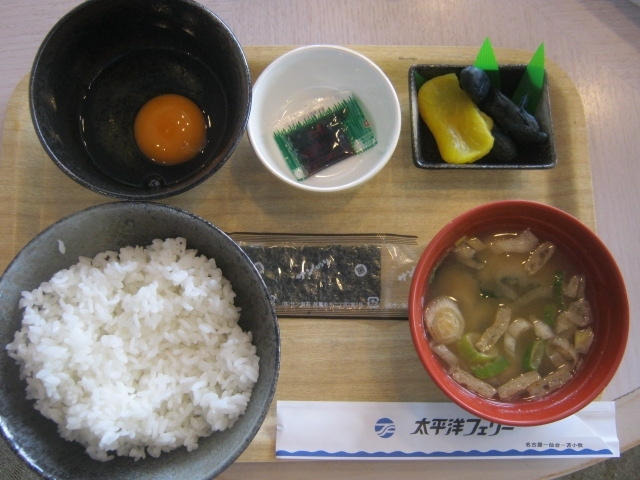 令和最初の北海道東日本パス旅を終えて、仙台港に到着した所から本旅行記は始まります。<br /><br />ここでは勿論、令和最初の国内長距離フェリー旅(国際航路は博多=釜山のカメリア)、ということで、太平洋フェリーに乗船します。<br /><br />思えば、平成最後の長距離フェリー旅は、国内航路(国際航路は大阪=釜山のパンスター)としては同じ太平洋フェリーの苫小牧→仙台で乗船した「旧きたかみ」のラストランでしたので、ある意味、令和最初の太平洋フェリーが仙台→名古屋での乗船ということになったのも、何かの因縁かもしれませんね。<br /><br />ここで利用したのは、丁度あの3・11の年に就航した「いしかり」です。あれからもう10年近くが経過したんですね。色々なことを考えながらの船旅となりました。<br /><br />因みに、今回は7月22日の乗船、ということで、丁度、日本国政府がコロナ禍対策の一環として始めることになった「GOTOトラベル」キャンペーンの初日、でもありました。夜行フェリーも”宿泊施設に準ずる”位置づけとして、割引対象になるとの話でしたので、ホンマカイナ?的な疑心暗鬼での乗船ともなりました。