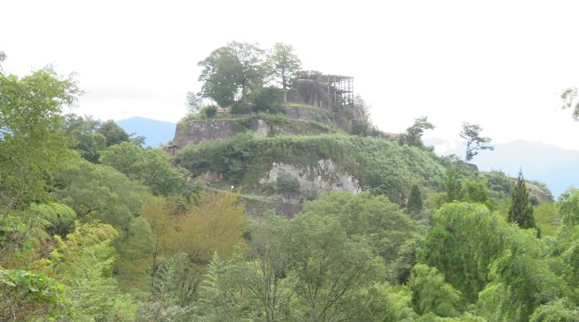 木曽川から山頂の天守跡までの標高差は約１７０m 。中津川市内を東西に流れる木曽川の右岸に一段と高くそびえる山にあり、急峻な地形、自然の巨石を活かして築かれた山城の凄さに引きつけられます。天守跡に設けられた展望台からは、３６０度見渡せる絶景は圧巻。時を忘れて立ち尽くします。３密を避けるため、立ち止まらないように、とのお願いがあるも、次の来訪者はなく、涼しい風に汗をぬぐってもらいながら、心行くまで見応えのある景色に酔わせていただきました。登り口には、新型コロナ禍の中、マスクの着用の表示があり、歩き始めた際、息苦しくて外したマスクを慌てて付けるも、訪れる人はまばら。つい、失礼してしまいました。宿は旅に手頃な愉快リゾート恵那峡国際ホテルで、バイキング食事を楽しみ、温泉で疲れを癒しました。