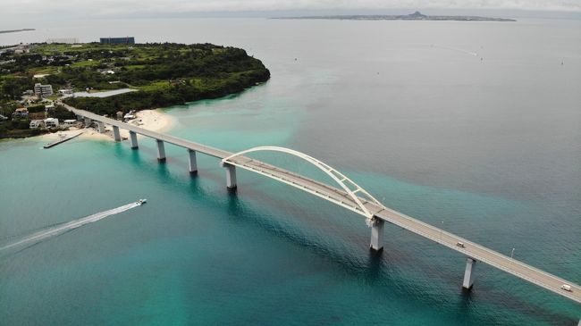 沖縄のドローン空撮は昨年も行ったのですが、生憎の天気であまり良い動画が撮れませんでした。<br />昨年の模様はこちら↓<br />Day1 https://4travel.jp/travelogue/11508884<br />Day2 https://4travel.jp/travelogue/11511208<br /><br />ようやく沖縄の緊急事態宣言も解除となり、何気なくどこかにマイルで行き先候補を見ていたら、なんと4つの候補地のうち、3つが、那覇、宮古島、石垣島と沖縄県を代表する候補地が出て来ました。<br />プラス2000マイルで候補地を3つに絞って、結果は那覇。<br />個人的には宮古島か石垣島がベストなのですが、沖縄は昨年のリベンジも出来るので、久々の旅に行って来ました。<br /><br />1日目の模様です。