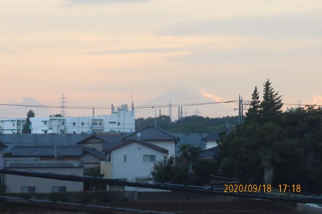 9月18日、午後5時18分頃にふじみ野市より雲がかかった夕焼け富士を見ました。 今まで見たことがない異様な風景でした。<br /><br /><br /><br />*写真は雲がかかった夕焼け富士