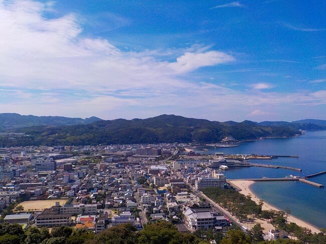  今年の夏休みは新型コロナウイルスの影響で短縮されているうえ、感染も拡大傾向に有り、なかなか出かけにくい状況が続いています。例年ならば夏休みの子ども向けのイベントがいろいろ開催されますが、今年は皆無に近い状況です。そんな中阿佐海岸鉄道でＤＭＶに関連したイベントが開催されることを知り、遠路はるばるでかけることにしました。長距離の公共交通機関での移動は不安があるので、思い切って自動車で現地に向かいました。<br /><br /> その２は続日本100名城に選ばれている洲本城を訪れ、今晩の宿泊地阿南市へ向かいました。