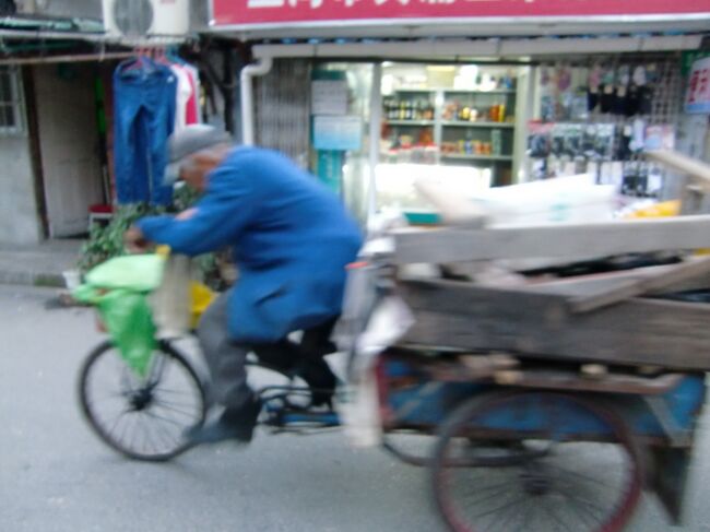 黄浦区の中華路と人民路に囲まれ、かつて上海人の交易の中心だった「南市」。今もその面影を残すエリアの路地裏散歩の記録です。<br /><br />この風景は何年後まで見られるのかな。