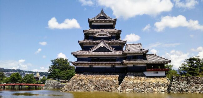 子どもの頃から日本の戦国末期~江戸期の近世城郭に興味を惹かれた。お城のプラモデルをニ、三個作った記憶もある。その一つは松本城だったかな。<br />しかし城郭に関する大人向けの本をほとんど読むことなく成人した。大学生になってからは鉄道で全国を旅するようになり、機会があれば城跡を訪れた。<br />松本城は、今からうん十年前に一度訪れたはずなのだがまったく記憶が無い。<br />ひょっとしたら外から眺めただけで天守閣の中には入らなかったのかもしれない。<br />今年の夏、憧れの姫路城を訪れ天守閣の中も見学した。それからしばらくして信州を訪れることになったので、JR松本駅前に宿泊していつもの如くのんびりゆっくり松本城を再び訪れてみることにした。<br />(2020.09.20旅行記の作成開始)