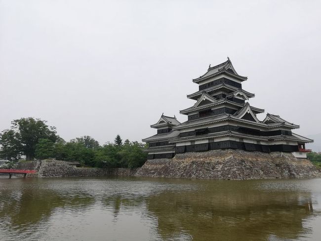 例年なら海外のあやしい国巡りに出る今年の夏期休暇は、学生の時以来の東日本周遊の旅に出ることにしました。青春18きっぷと北海道＆東日本パスを利用した鉄道の旅。基本的に初めての場所、20年以上ご無沙汰の場所を中心にグルメや観光列車なども含めマイペースに周ってみました。宿泊はGotoキャンペーン＆地域キャンペーンのおかげでほぼ4,000円未満。道中はほとんど1人で行動し、会話も最低限のみ。途中2度も仕事で宮城に立ち寄ることや新型コロナウイルス感染拡大の影響もふまえ、「東日本一周」にしてはかなり無駄のある変則的な行程となりました。<br /><br />《行程》<br />8/7   仕事の後、名古屋へ。<br />8/8 名古屋→妻籠（五平餅）→松本(松本城・山賊焼き・信州そば）→穂高→[ﾘｿﾞｰﾄﾋﾞｭｰふるさと]→長野<br />　　　　　《今回のお話はコチラ》<br />https://4travel.jp/travelogue/11647106<br />8/9 長野（善光寺）→[おいこっと]→十日町→[ゆめぞら]→十日町→長岡（へぎそば）→柳都Shu*kura→青梅川→新潟<br />https://4travel.jp/travelogue/11648365<br />8/10 新潟→村上（サラダホープ・バスセンターのカレー・鮭）→[海里]→鶴岡→新庄(だし）→[とれいゆつばさ]（いも煮）→天童→山形→北仙台<br />https://4travel.jp/travelogue/11649361<br />8/11 古川→花巻→釜石→[三陸鉄道]→宮古（浄土ヶ浜）→久慈→八戸（イカ飯・せんべい汁）→[シルバーフェリー]→<br />https://4travel.jp/travelogue/11649680<br />8/12 苫小牧→室蘭(地球岬×）→千歳（サーモンパーク千歳・ザンギ）→札幌（大通公園・時計台・スープカレー）<br />https://4travel.jp/travelogue/11650718<br />8/13 札幌→滝川→富良野→美瑛（四季彩の丘・青い池・白ひげの滝・ソフトカツゲン・中華饅頭）→旭川（ビタミンカステーラ・わかさいも）→札幌（焼きそば弁当）<br />https://4travel.jp/travelogue/11651414<br />8/14 札幌（回転寿司）→小樽（運河）→札幌（海鮮料理）<br />https://4travel.jp/travelogue/11652381<br />8/15 札幌（にぎりめし）→冨浦→洞爺→長万部（かにめし）→大沼→函館（塩ラーメン・函館山夜景）→[津軽海峡フェリー]→<br />https://4travel.jp/travelogue/11653042<br />8/16 青森→弘前（弘前城）→[リゾートしらかみ]→千畳敷→秋田（稲庭うどん・きりたんぽ・じゅんさい・いぶりがっこ・バター餅）→横手（かまくら館・横手焼きそば）→古川<br />https://4travel.jp/travelogue/11654198<br />8/17 宮城で仕事＆通院＆松島海岸（馬の背）<br />https://4travel.jp/travelogue/11654561<br />8/18 仙台→福島（酪王カフェオレ）→新白河（白河ラーメン）→那須（那須ロープウェイ・那須湯本温泉）→宇都宮（レモン牛乳）→高崎（登利平）<br />https://4travel.jp/travelogue/11654601<br />8/19 高崎→横川（碓氷峠鉄道文化むら）→軽井沢→小諸（懐古園）→[HIGHRAIL1375]→清里→上諏訪→松本<br />https://4travel.jp/travelogue/11655953<br />8/20 松本→信濃大町→立山黒部アルペンルート(黒部ダム・黒部湖・大観峰・室堂）→富山→金沢（ゴーゴーカレー）→京都<br />https://4travel.jp/travelogue/11656407<br /><br />