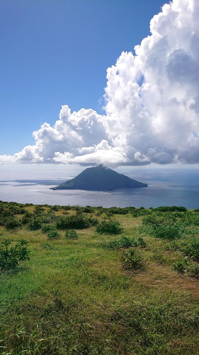 2020年　晩夏、いや、すでに秋か。<br />コロナの影響が長引き、恒例のサムイ島一人旅は残念ながら未だ受入れ許可が出そうもない。きっぱりあきらめて、今年は八丈島に行っちゃいました。<br />出発日には、伊勢湾台風以来と恐れられた台風10号が西日本に接近しており、そんな中、「へ～行くんだね」と冷たい家族の視線を受けながらの旅立ちとなりました。<br />いつもながら、計画は、基本ノープラン。5泊6日ののんびりツアー。<br />現地で125ccバイクをレンタルして、温泉中心にぶらぶらする予定。