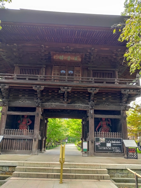 東京都内の寺社仏閣を巡ってみよと考え、今回は私が住んでいる東急沿線について、フリー切符を活用しお寺と神社を探してみました。半日かけて世田谷線以外の路線に乗りました。<br />①大井町線:九品仏浄真寺(九品仏駅)<br />②池上線:御嶽神社(御嶽山駅)、池上本門寺(池上駅)<br />③多摩川線:新田神社(武蔵新田駅)<br />④目黒線:目黒不動尊瀧泉寺(不動前駅)<br />⑤田園都市線:最勝寺(目青不動尊)<br />⑥東横線:明顕山祐天寺(祐天寺駅)、圓融寺(学芸大学駅)