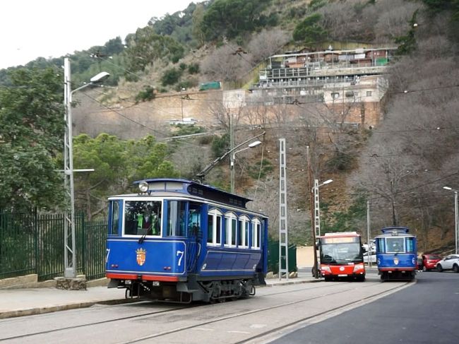 スペイン鉄道の旅 お正月のバルセロナとマヨルカ島（その９ クラシックなブルートラムと最新のLRT）