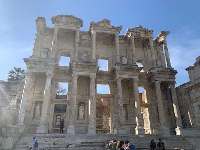 2020年の2月にトルコに行ってきました。<br />トルコは初めてなので、各地を巡ってくれるツアーに参加しました。<br />トルコ10日間周遊のツアーはたくさんあるのですが、日程や行き先は大体同じだと思うので、迷ってる方の参考にしていただきたいです。また、海外旅行に行けない今、少しでも海外旅行をした気分になっていただければ幸いです。<br />日程は以下の通りです。<br /><br />【日程】<br />1日目:成田→ドーハ→アダナ(トルコ)<br />2日目:カッパドキア観光<br />3日目:カッパドキア観光<br />4日目:コンヤ観光<br />5日目:パムッカレ観光<br />6日目:アフロディシアス、エフェソス、クシャダス観光<br />7日目:ベルガマ、ブルサ観光<br />8日目:イスタンブール観光<br />9日目:イスタンブール観光<br />10日目:イスタンブール→ドーハ→成田<br /><br />6日目はアフロディシアス、エフェソス観光です。<br />正直あまり期待値は高くなかったのですが、思っていたよりも素晴らしい遺跡でした。