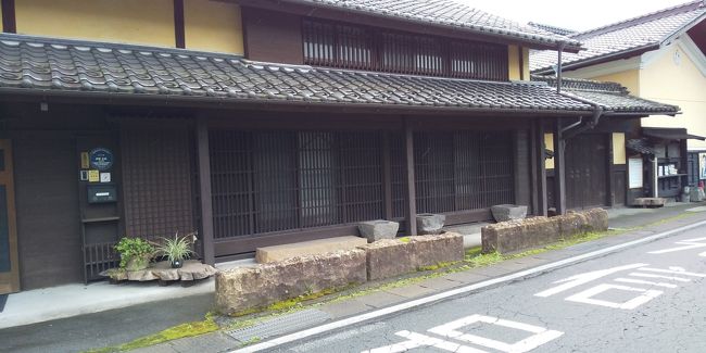 軽井沢駅 12:40出発 → 借宿 追分そば茶屋 14:40到着→ゆとりろ軽井沢宿泊<br /><br />今日は軽井沢駅から前回のゴール地点まで行き、そこから借宿近くまで歩きます。<br /><br />交通費:青春18きっぷ1回分2410円+横川駅から軽井沢駅 JRバス520円+借宿西バス停~信濃追分駅 120円+信濃追分駅~中軽井沢駅230円= 3280円(追分より電車を使わず直接中軽井沢駅に行くバスもあり180円・2時間に1本なので都合のいい便で移動する)<br /><br />宿泊費:ゆとりろ軽井沢 5050円(中軽井沢駅より送迎有・じゃらん平日1000円クーポン利用)<br /><br />休憩:なし<br /><br />見かけた道標の形:軽井沢周辺では道標に気づきませんでした。長野県に入るとなくなる?<br /><br />迷った箇所:なし<br /><br />一つ目の難関「碓氷峠」はヒルと戦いながらも終了、次の難関「和田峠」を目指しすこしづつ前進。<br /><br />今日は軽井沢に1泊して明日も歩きます。<br /><br />コンビニ多数有。お高めレストラン・蕎麦屋あり。ファミレス無し。トイレは利用はしませんでしたが遠近宮でみかけました。