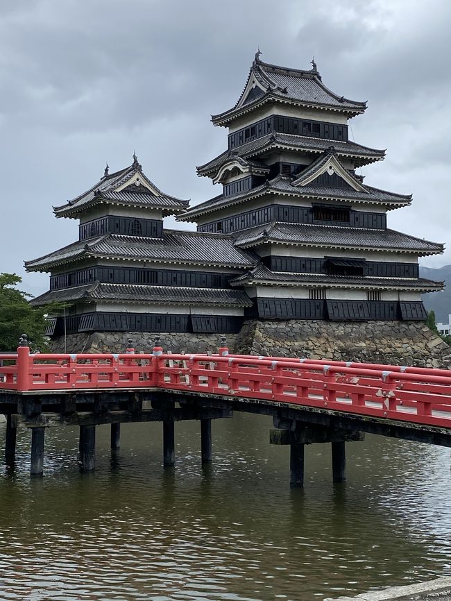 今年に入って、旅行もできないどころか、計画さえもできない、お仕事もお休みしたり、、、と思ってもいない事態になりました。<br />とにかく外出も趣味も我慢、の生活が続いていましたが、仕事も再開、まさかの松本、甲府へのお仕事をいただけるとは!うれしい反面、不安な気持ちもありましたが、思い切ってお仕事がてら観光してきました。久しぶりの旅行気分でリフレッシュできました。