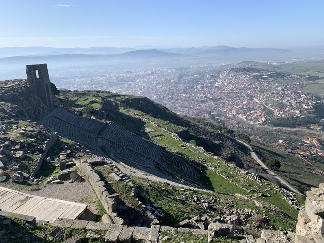 2020年の2月にトルコに行ってきました。<br />トルコは初めてなので、各地を巡ってくれるツアーに参加しました。<br />トルコ10日間周遊のツアーはたくさんあるのですが、日程や行き先は大体同じだと思うので、迷ってる方の参考にしていただきたいです。また、海外旅行に行けない今、少しでも海外旅行をした気分になっていただければ幸いです。<br />日程は以下の通りです。<br /><br />【日程】<br />1日目:成田→ドーハ→アダナ(トルコ)<br />2日目:カッパドキア観光<br />3日目:カッパドキア観光<br />4日目:コンヤ観光<br />5日目:パムッカレ観光<br />6日目:アフロディシアス、エフェソス、クシャダス観光<br />7日目:ベルガマ、ブルサ観光<br />8日目:イスタンブール観光<br />9日目:イスタンブール観光<br />10日目:イスタンブール→ドーハ→成田<br /><br />7日目はベルガマ観光です。<br />本来なら午後にブルサも観光する予定でしたがアクシデントにより延期になってしまいました。<br />