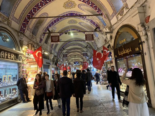 2020年の2月にトルコに行ってきました。<br />トルコは初めてなので、各地を巡ってくれるツアーに参加しました。<br />トルコ10日間周遊のツアーはたくさんあるのですが、日程や行き先は大体同じだと思うので、迷ってる方の参考にしていただきたいです。また、海外旅行に行けない今、少しでも海外旅行をした気分になっていただければ幸いです。<br />日程は以下の通りです。<br /><br />【日程】<br />1日目:成田→ドーハ→アダナ(トルコ)<br />2日目:カッパドキア観光<br />3日目:カッパドキア観光<br />4日目:コンヤ観光<br />5日目:パムッカレ観光<br />6日目:アフロディシアス、エフェソス、クシャダス観光<br />7日目:ベルガマ、ブルサ観光<br />8日目:イスタンブール観光<br />9日目:イスタンブール観光<br />10日目:イスタンブール→ドーハ→成田<br /><br />8日目はブルサ、イスタンブール観光です。<br />長かった旅行もついに終盤です。