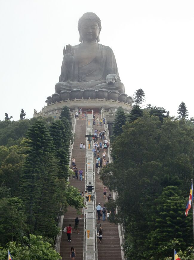 日本へ一時帰国の際に立ち寄った香港。第一印象は「空が狭い!」「ボロい!」。<br />上海と同じ、漢字を使用する街だけれど、アッチとの違いをはっきり認識したのは露店にエロ本が売っていたこと!<br /><br /><br />【7月16日】<br />昨日から街歩きして思ったんだけど、香港って上半身半裸のおじさん多くないですか?この日はまだ行っていないベタな観光地、ランタオ等や定時の発砲を見に港へ。<br /><br />【7月17日】<br />空港へ。キャセイパシフィックで帰国。