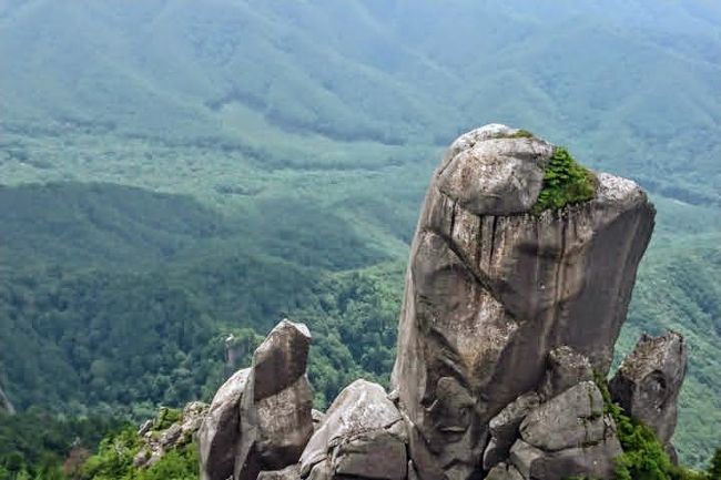 山梨県北杜市須玉町にある、「瑞牆山」に友人と2人で登りました。<br />2020年8月4日のことです。<br />「新型コロナウィルス」の蔓延で、富士山はじめ、山梨県や長野県の主な山は、ことごとく「入山禁止」、あるいは、路線バスの運行停止、山小屋の「休業」が相次いでいました。<br />そんな中、7月初めに「瑞牆山中腹」の「富士見平小屋」が「宿泊可能」と知りました。<br />予約して、登山が近付いても、我々2人の宿泊予約しかなかったです。<br />しかし、登山日の2日前に山小屋に電話したら、我々の他2人の宿泊の予約が入っていました。<br /><br />「富士見平小屋」では、消毒液のスプレーが何か所も配置され、宿泊の部屋も20人泊まれるところに4人のみで、1人1人の布団の仕切りにアクリル製仕切り版が設けられ、「三密」とは無縁の、衛生的環境が整っていました！<br /><br />「瑞牆山」の山頂で、素晴らしい展望を期待していたが、当日は曇り空で、富士山等は見られなかった！<br />しかし、奇岩連なる「瑞牆山」は、その頂きに立つだけで達成感がありました。<br /><br />下山後、「「富士見平小屋」に宿泊し、翌日「スパティオ小淵沢・延命の湯」に立ち寄り、日帰り入浴して来ました。<br /><br /><br />