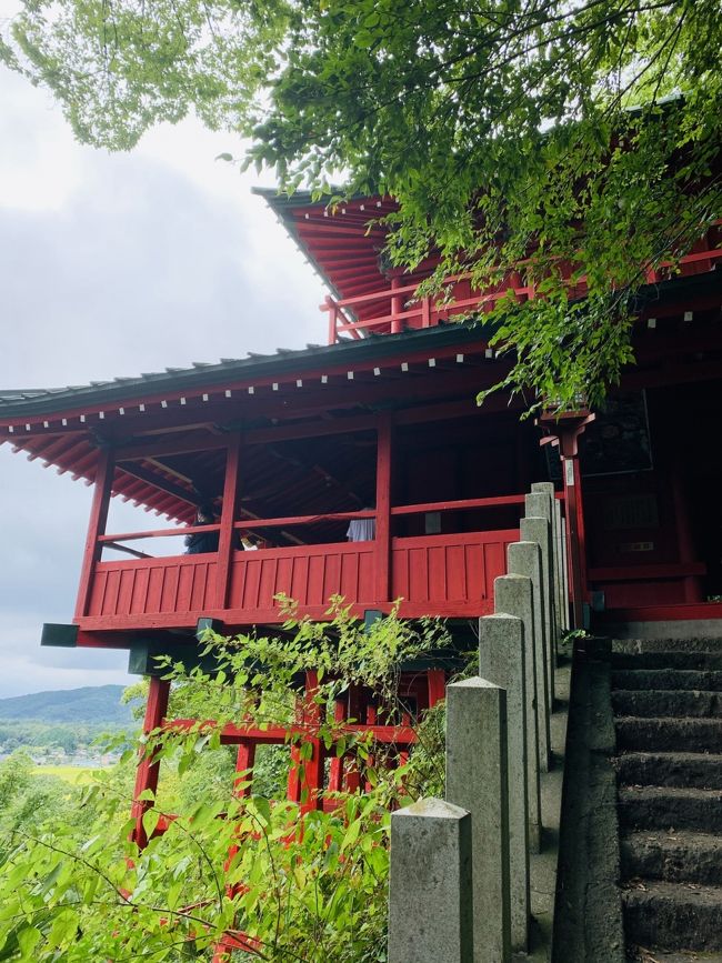 出原弁天池のそばにある崖の上の神社。<br /><br />ここは、蛇の神様か…<br /><br />それとも水の神様か…<br /><br />