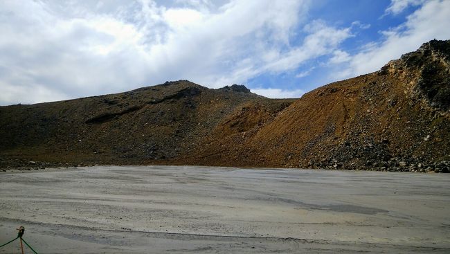 今年は、コロナ禍で「泊」の山歩きも難しく<br />高尾や奥多摩への「低山」山歩き程度しかできない日々が続いています。<br /><br />そんな中、9月の4連休<br />週末に「まいたび」で開催している南アルプス「木曽御嶽山」<br />夜間発翌朝登山をして帰ってくるというコースを<br />初めて利用してみました。<br /><br />そして初めての「木曽御嶽山」です<br />修験道の山ということもあり<br />石碑も多く信仰の山としてひときわ違った山を<br />一度は登ってみたかったひとつでした。<br /><br />北や南アルプスへのアクセスは<br />中央線や高速バスを利用していましたが<br />中央アルプスは、塩尻の先で交通機関を利用しているので<br />「あずさ」だと乗り換えがありアクセスがあまりよくないため<br />今回のツアーを利用することで土日利用で行くことができるのと<br />登山口まで乗り入れてくれるので時間の無駄が省かれて便利でした。<br /><br />