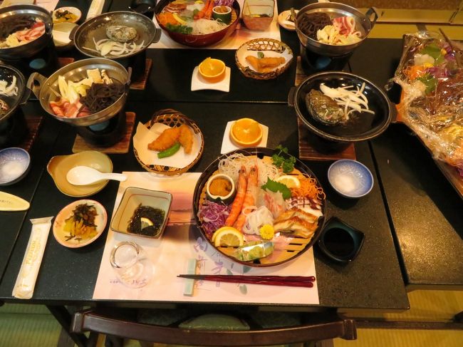 父のお祝いで天草に行くことになりました。妹夫婦に段取りを全部お任せしたので私は1ミリも仕事しておりませんが、肝心の妹夫婦は甥っ子が熱出して行けず、急遽祖母と叔母がやってきた、ただの家族旅行です。今はやりのGOTO使ってみました。<br /><br />高いお金払って、昼過ぎから集団で車で行って、ご馳走食べてゆっくりしてお土産買って帰って来るだけ。少なくとも、私のまわりで旅行といえば昔からこのスタイル。少しでも安いきっぷを探して朝もはよから電車乗り継いで県外へ行って…というのは熊本では流行りませんので、県内縛りが2か月続いていても誰も何も文句言わないんだろうと思います。<br /><br />いつもと違う切り口で、いつも以上にゆるゆる行程です。