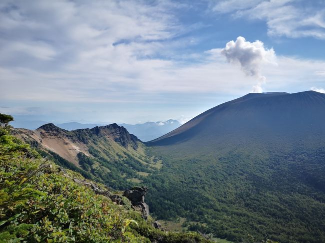 夏の登山が消化不良だった為に何とかして今シーズン一度は満足な登山をしたいと思っていた。パパは毎月「山と渓谷」や「peaks」を買ってきては私を煽る。15日発売の10月号の「山と渓谷」に載っていた「浅間山を間近に望む山」と紹介されていた黒斑山に一目ぼれし、9月の連休に登ることを決めた。<br />