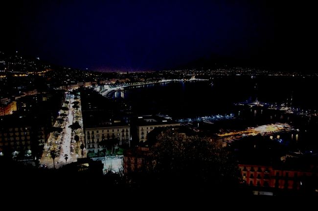 世界三大夜景(?)を制覇すべく、Napoliへ。<br />見てから死ね(See Naples and then die.)というくらいですから行かない手はありません。<br />行ってみると、飾らない感じがとても良いのです。<br />物価は安いし、食べ物は美味しいし、ホント、文句ありません。