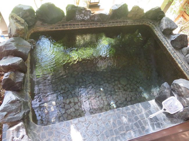 四季の郷 喜久屋は新潟県の北部、関川村にあります。<br /><br />暖かいおもてなし、清掃の行き届いたお部屋、源泉かけ流しの客室露天風呂、自慢の山菜料理、どれも本当にすばらしく、素敵な旅館でした。<br /><br />仲居さんの子供への接し方が本当に暖かく、とても良い気分で過ごすことができました。<br /><br />また、違う季節に再訪してみたいと思います。