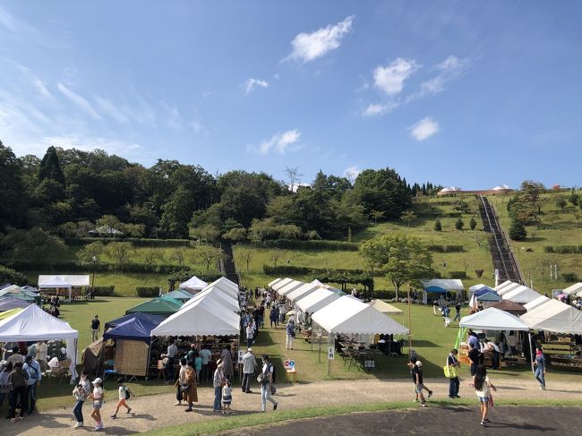 久しぶりの県外へのお出かけは、信楽へ行ってきました。目的は、信楽・陶芸の森で行われるセラミック・アート・マーケット2020。「作品と作家に出会う」のテーマのとおり、そこはとても興味あるモノにあふれている楽しいマーケットでした。<br />そしてもう一つの目的は、美味しい蕎麦を食べに行くこと。自然豊かな落ち着いた雰囲気の中で、蕎麦のコース料理をゆっくりと味わいました。<br />久しぶりのお出かけ・・小さな秋を感じる信楽への日帰り旅。<br />やっぱり旅っていいなぁと実感しました。