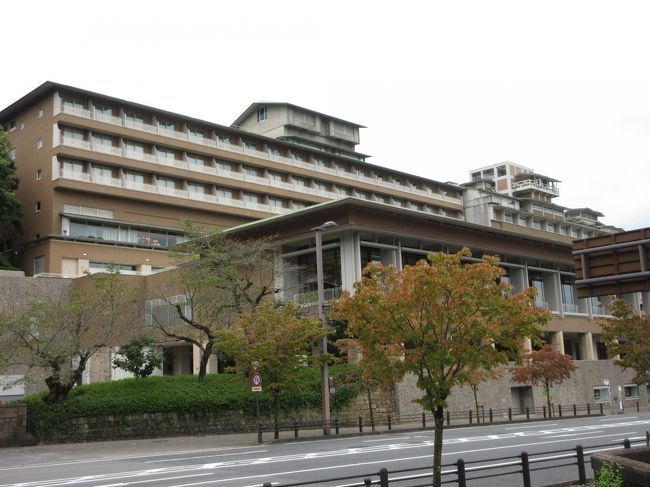 SPGアメックスカードを更新するとマリオット系ホテルに1泊無料で宿泊できます。宿泊対象は5万ポイントまでのホテルなので日頃高くて泊まれない高級ホテルが予約できれば利用価値大ですね。<br /><br />さて、コロナ惨禍で外国人が消えた京都、恐らく空室が多いでしょう。しかも平日を狙えばマリオットのプラチナメンバーとしてスイートルームにアップグレード(注)してくれる可能性が高まります。今回は妻同伴なので(妻には内緒で)密かに期待して出かけました。<br />注:このホテルはスイートナイトアワード適用外でした<br /><br />その結果は?見事にアップでした。しかも高層階にある「ラグジュアリースイート平安京ビュー(2ベッド)」(76㎡)という素晴らしい部屋でした。部屋のバルコニーからの眺めも最高でした。<br /><br />ウェスティン都ホテル京都さん、ありがとうございました。しかし、課題もあり、私の愛する「クラブラウンジ」が閉鎖中!コロナ惨禍でしかたがないが、これは痛い!<br /><br />注:本旅行記は2020年9月17日のものであり、ラウンジサービス等は日々変化します。興味のある方は直接ホテルに問い合わせて下さい。<br /><br />私のホームページに旅行記・著書紹介多数あり。<br />『第二の人生を豊かに』<br />http://www.e-funahashi.jp/<br />新著『一生で一度は体験してみたい 国際線ファーストクラスの世界』<br /><br /><br /><br /><br />