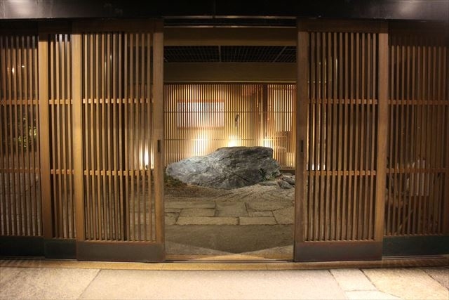 山形横断旅行の1泊目は米沢牛でしたから、2泊目は日本海の海の幸をいただきましょう!<br />肉VS海の幸対決です。<br /><br />年末年始以来、旅行は自粛してた我が家ですが、細心の注意を払いひたすら車移動で山形まで。<br />運転をしてくれた主人にはしばらく優しくしないとね。<br /><br />以前から行きたかった加茂水族館にも行くことができ、これまでの仕事のストレスが一気に発散されました。<br />またお仕事頑張れます!<br /><br />我が家も、今回9ヶ月振りに旅に出ましたが、行くか行かざるべきかギリギリまで迷いました。<br />日本経済を回すためにも国民の消費は不可欠です。<br />日本には良いところがたくさんあります。<br />トラベラーの皆さんで日本に活気を取り戻す手助けをしましょう!<br />(と、思いつつもやはりいろいろ躊躇してしまう私がいるのも事実です。。。)<br /><br />この旅行記は【赤湯温泉 櫻湯 SAN-SYU-YU】の続きになります。<br />https://4travel.jp/travelogue/11647593/<br />